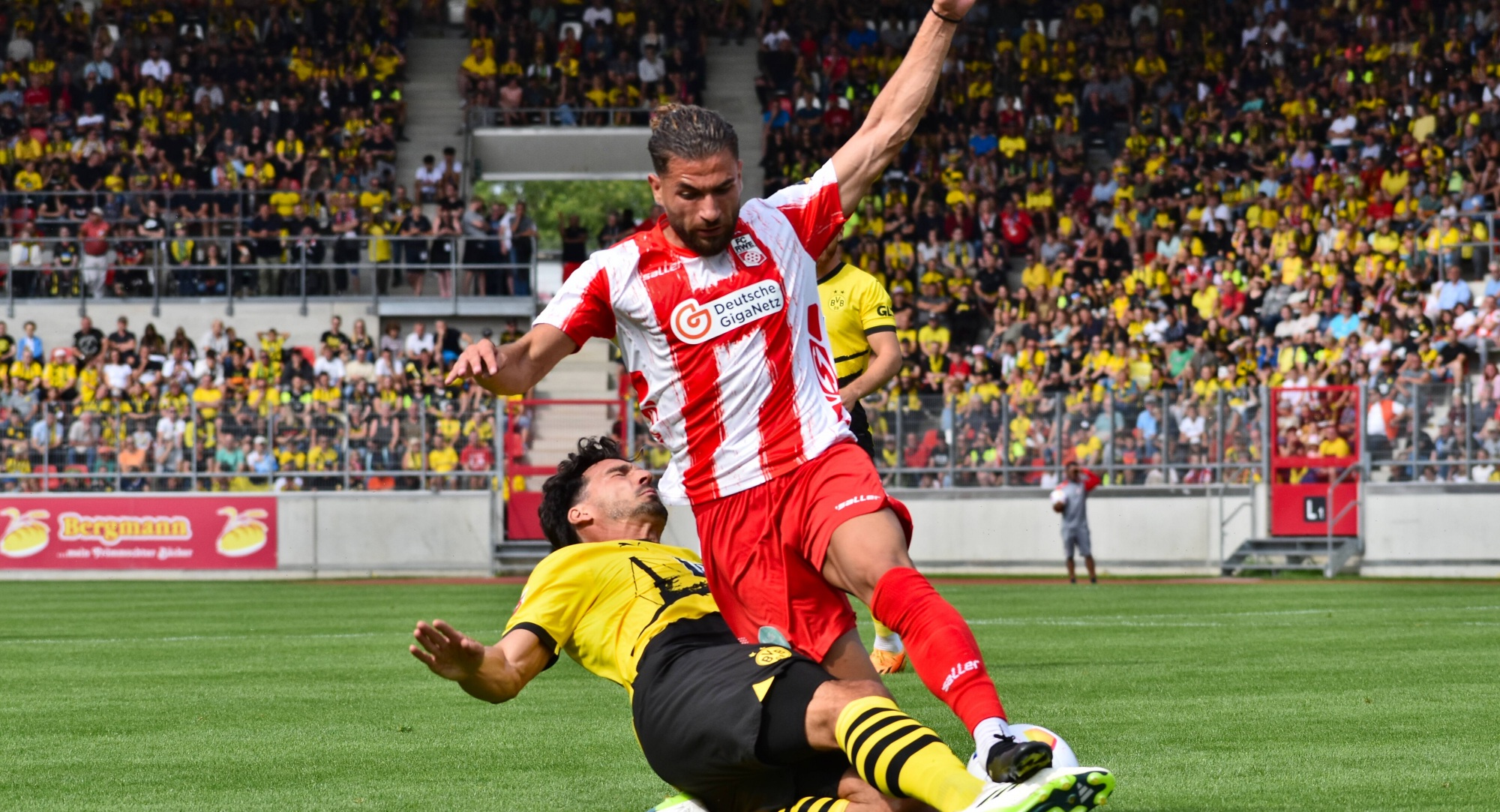 Vor fast 17.000 Zuschauern: RWE feiert Fußballfest gegen BVB!Aktuelle ...