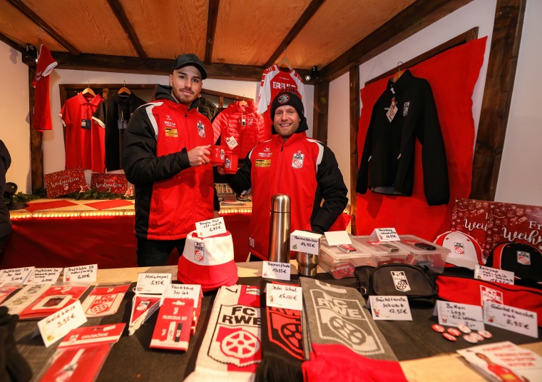 Rot-Weiß Erfurt zu Besuch beim RWE-Weihnachtsmarktstand