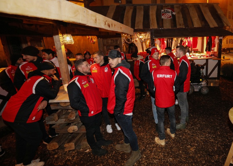 Rot-Weiß Erfurt zu Besuch beim RWE-Weihnachtsmarktstand