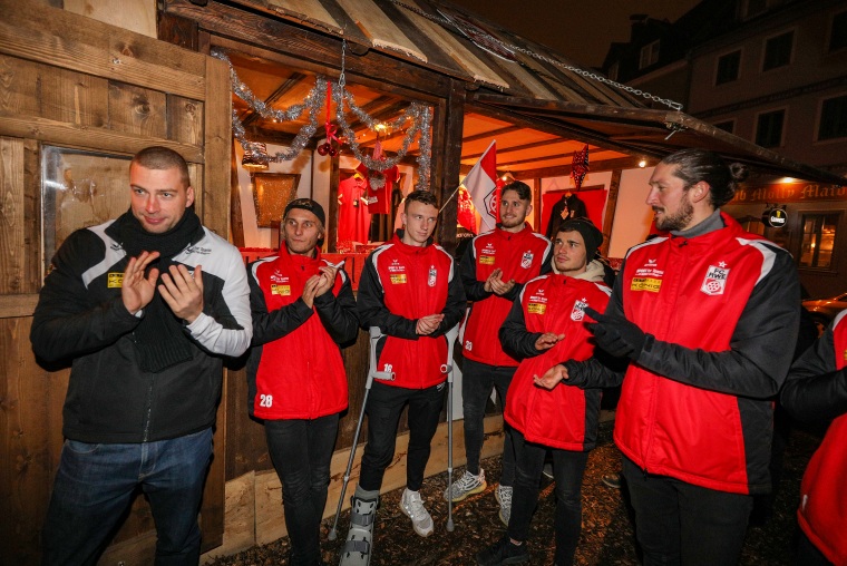 Rot-Weiß Erfurt zu Besuch beim RWE-Weihnachtsmarktstand