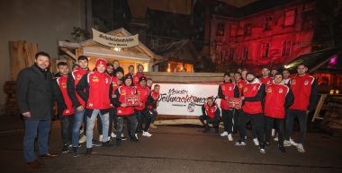 Rot-Weiß Erfurt zu Besuch beim RWE-Weihnachtsmarktstand