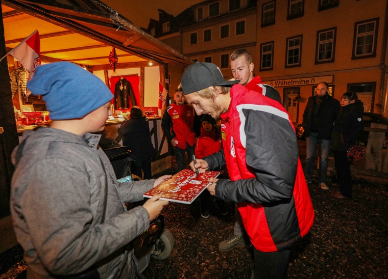 Rot-Weiß Erfurt zu Besuch beim RWE-Weihnachtsmarktstand