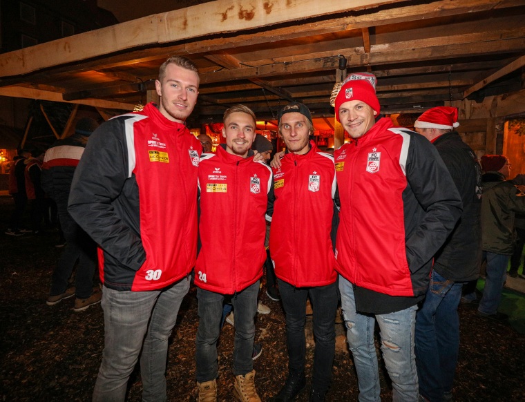 Rot-Weiß Erfurt zu Besuch beim RWE-Weihnachtsmarktstand