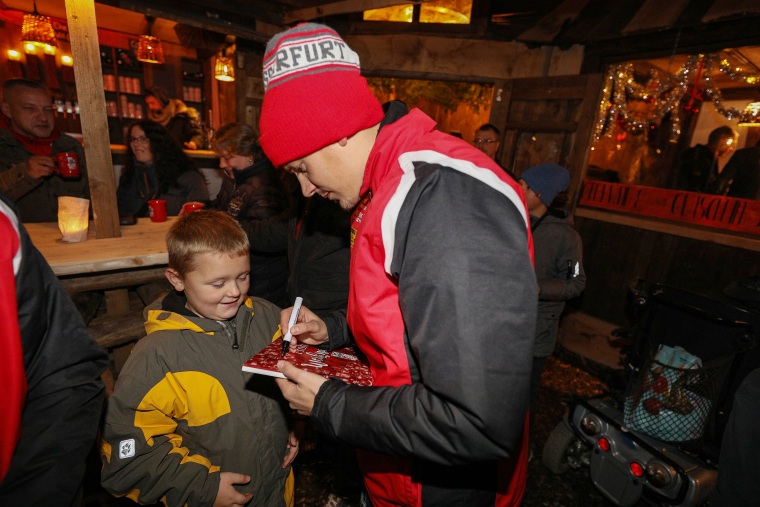 Rot-Weiß Erfurt zu Besuch beim RWE-Weihnachtsmarktstand