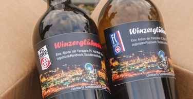 Rot-weißer Glühweinverkauf für den guten Zweck