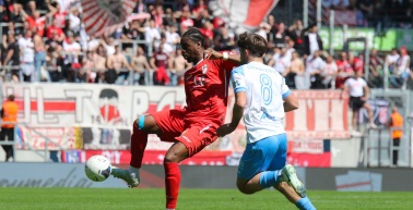 Rot-Weiß empfängt Himmelblau im Steigerwaldstadion